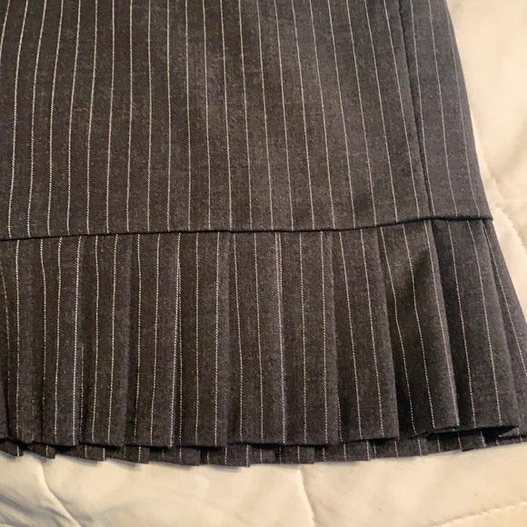 Pinstripes grey and white skirt-95% wool - great with a white shirt - Picture 3 of 4
